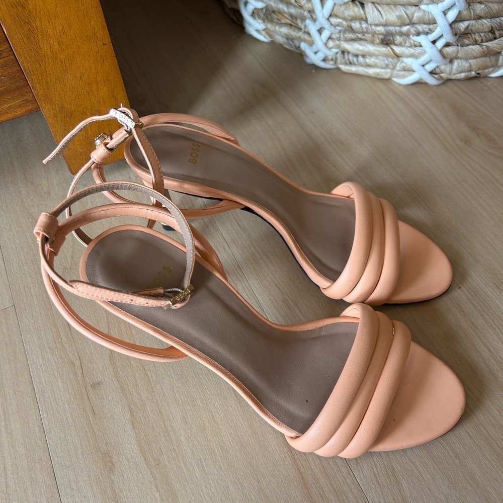 Hugo Boss Peach Strappy Leather Sandals size 7